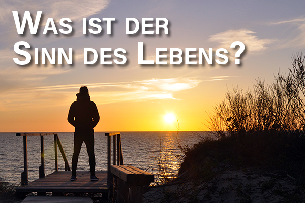 Was ist der Sinn des Lebens? Ein Mann blickt aufs Meer hinaus, zur untergehenden Sonne und fragt nach dem Sinn des Lebens