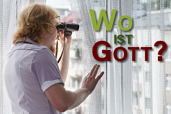 Wo ist Gott? Ein Mann mit Fernglas schaut heimlich hinter Gardinen mit dem Fernglas raus und fragt nach Gott